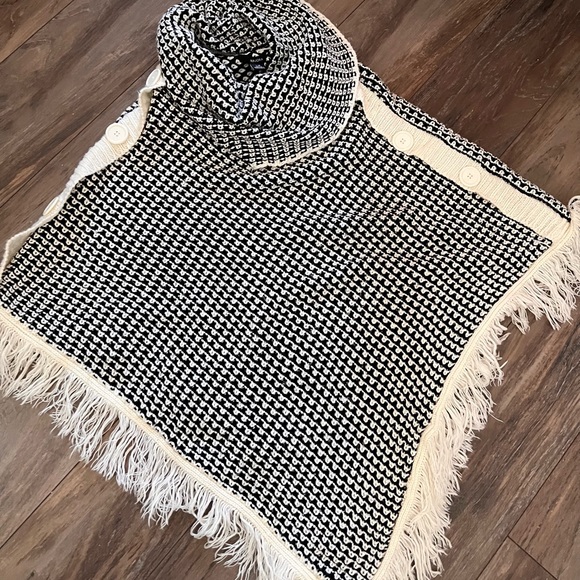 Stylish Shawl - Picture 4 of 5